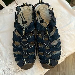 Keen Whisper ladies sandals Sz 10 NWOT